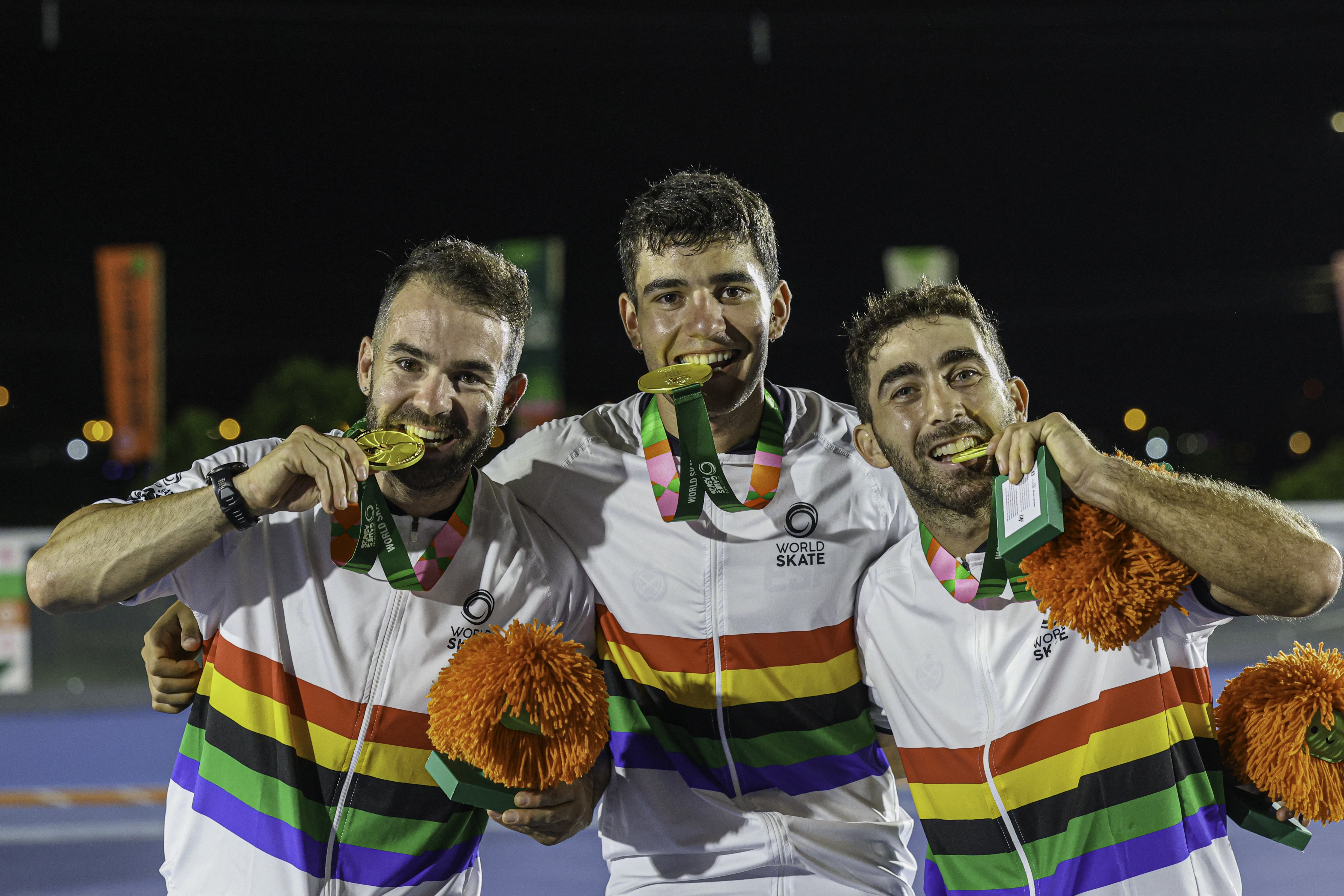 Patxi Peula, Chevi Guzmán y Manu Taibo con sus medallas de oro en relevos.